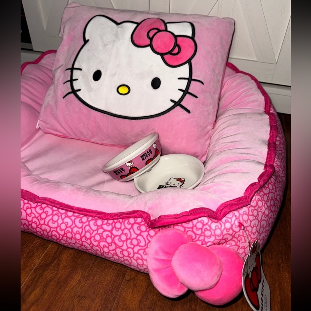 Hello Kitty Pet Bed and Bowls Set